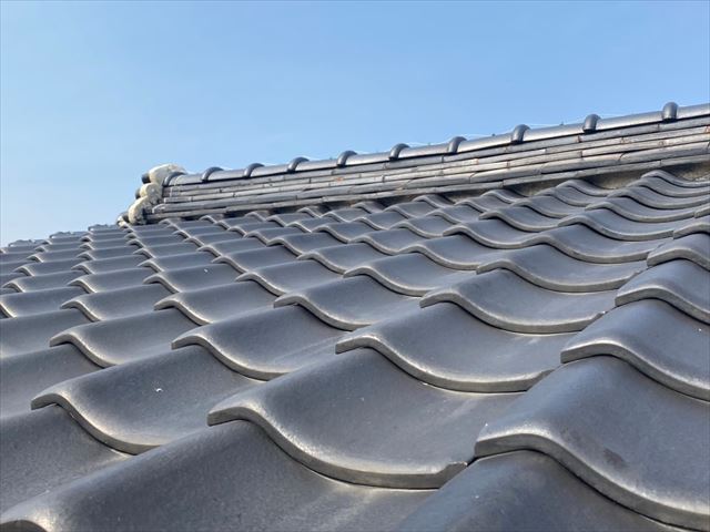 瓦屋根の棟の歪み